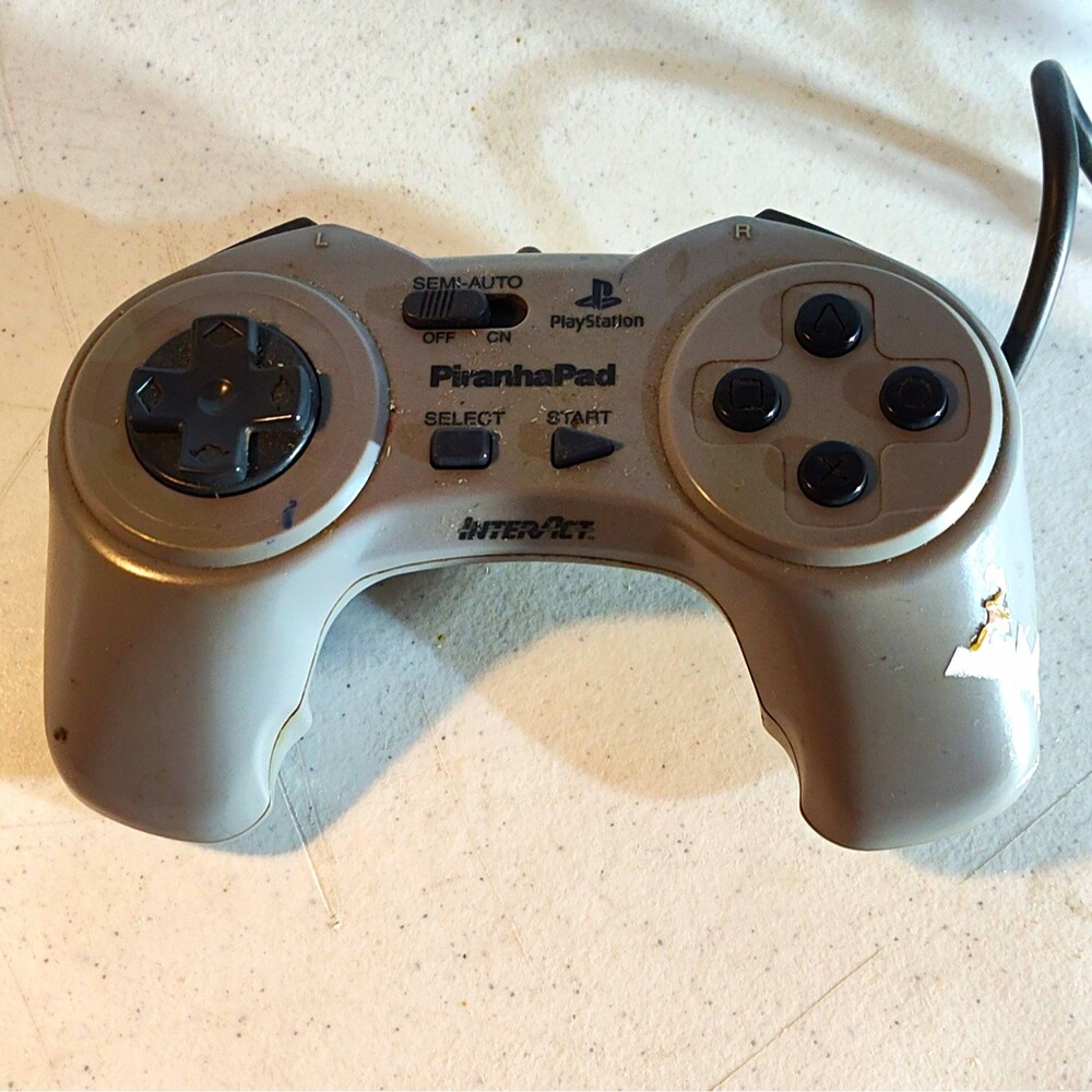InterAct PiranhaPad SV-100 Turbo Wired Controller Gray PS1 PS2 1336